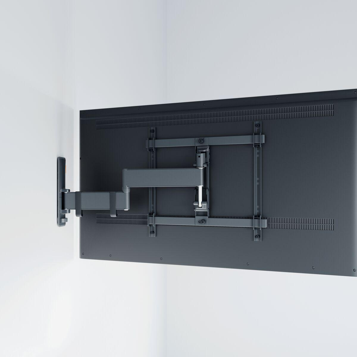 Fernseher an der Wand mit beweglichem Arm montiert. Wand ist weiß.