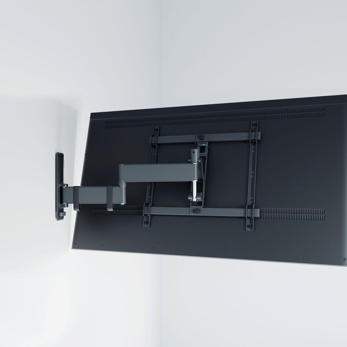 Ein Fernseher, der mit einem verstellbaren Arm an einer Wand befestigt ist.