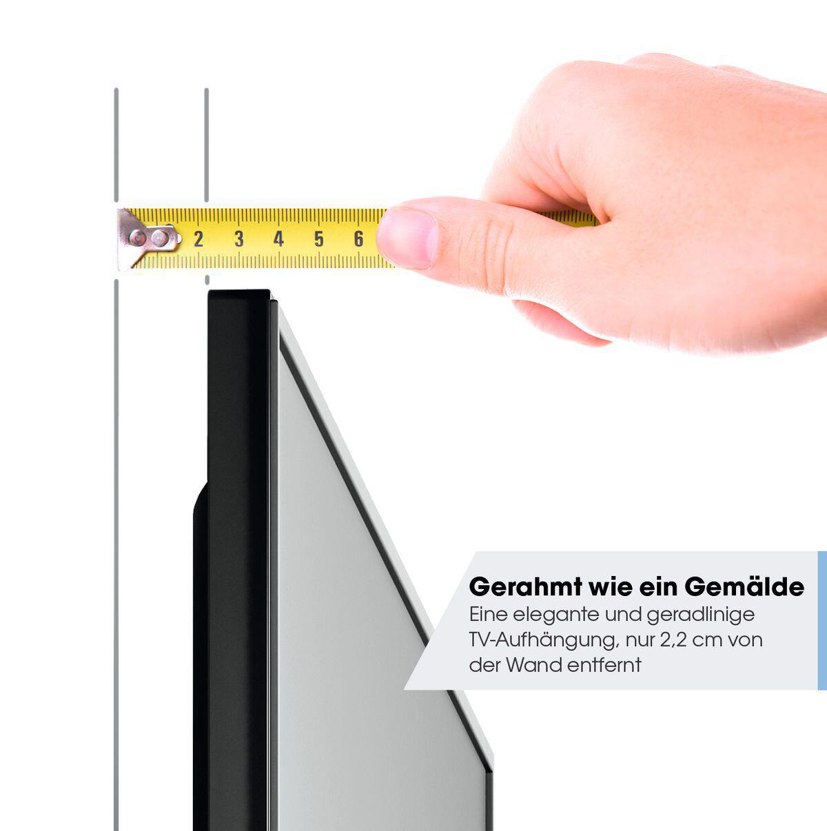 Eine Hand hält ein gelbes Maßband neben einem Fernseher. Weißer Text darunter.