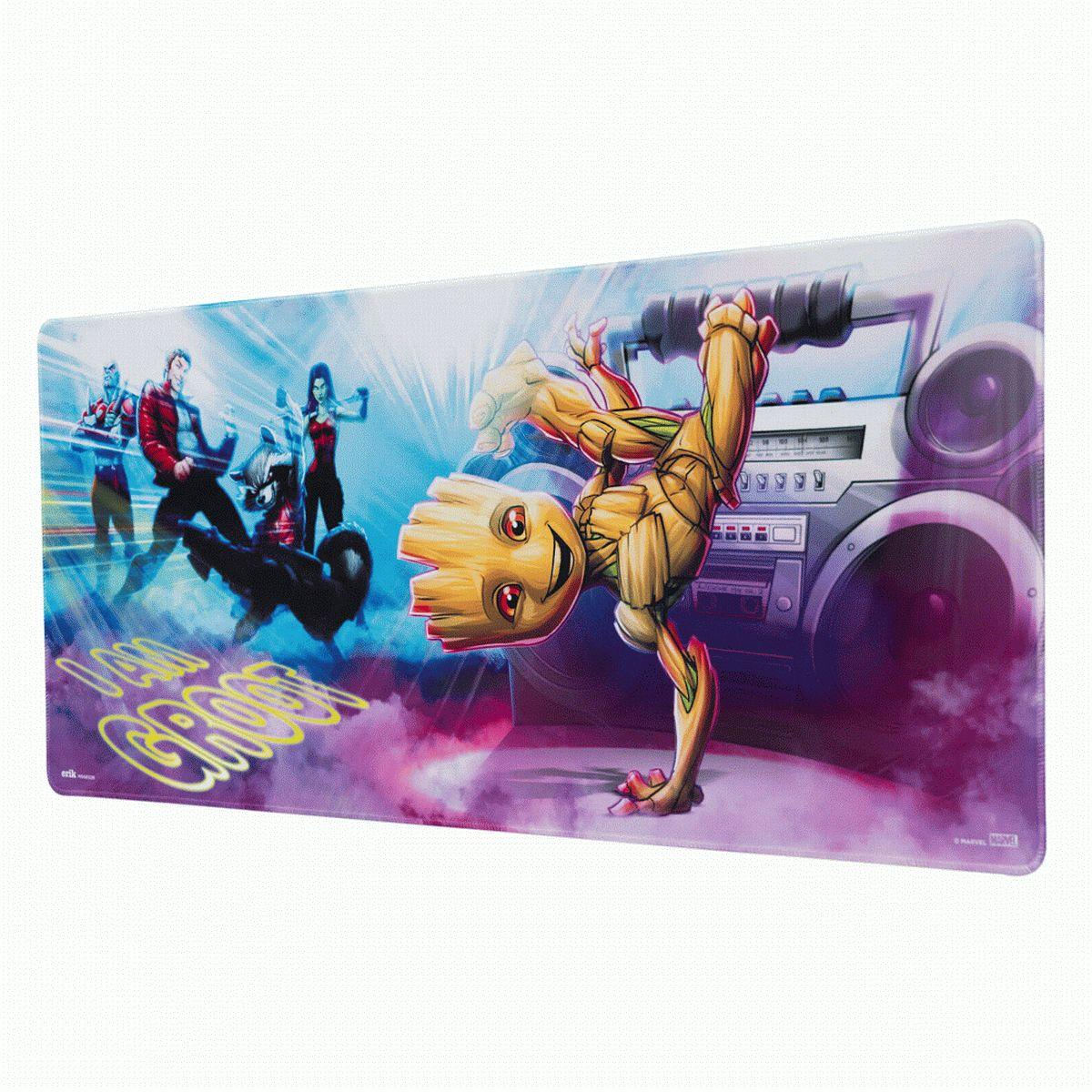 Eine Mousepad-Illustration von Groot mit Boombox und Personen im Hintergrund.