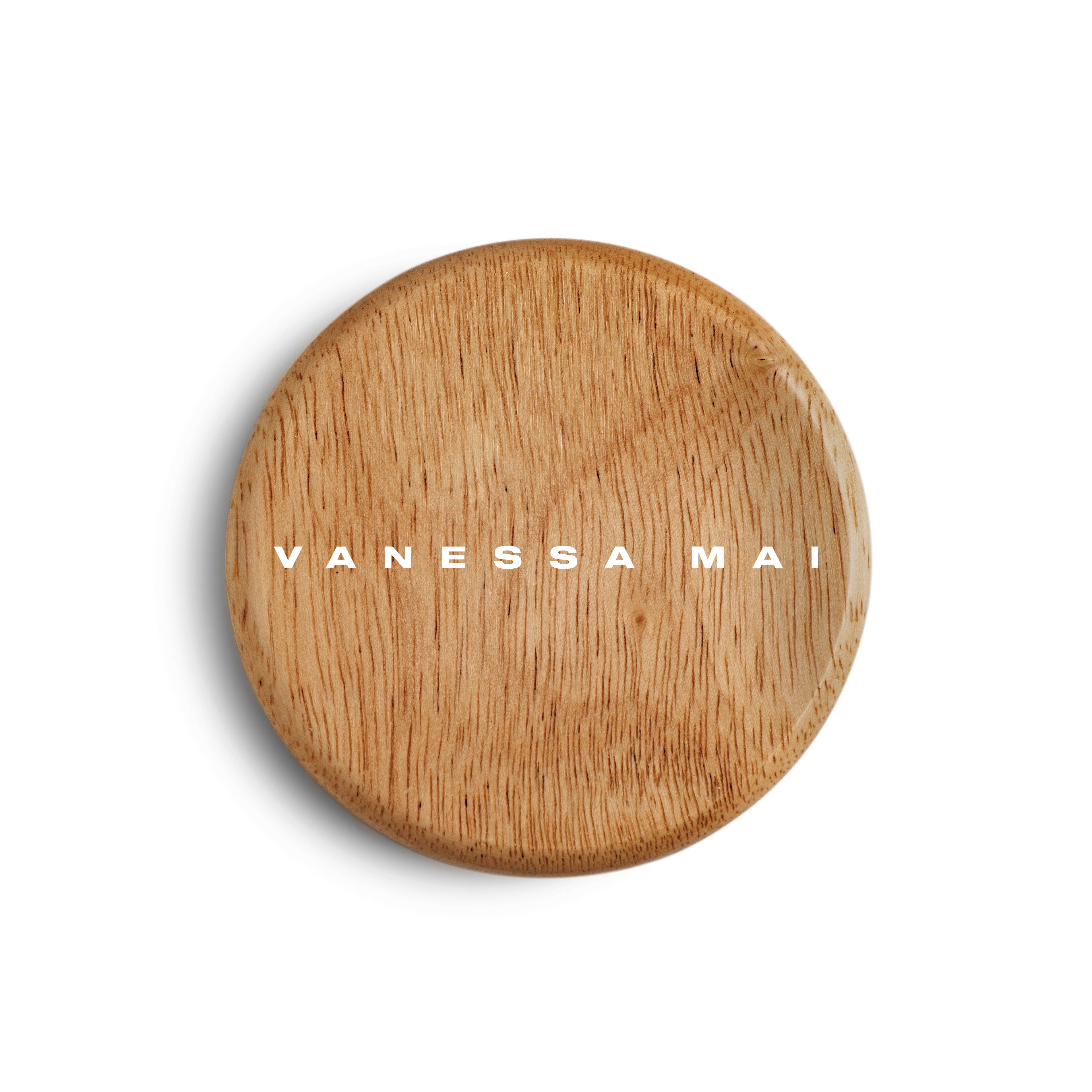 Ein Holzuntersetzer mit dem Namen 'VANESSA MAI'.