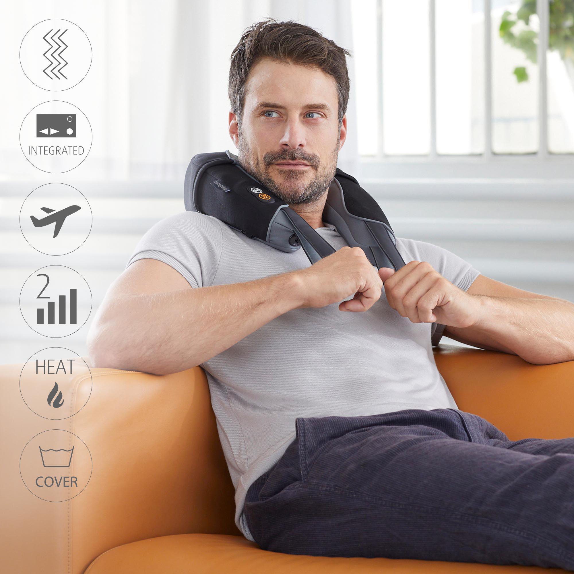 Mann mit Nackenmassagegerät, sitzt auf Couch. Symbole neben dem Mann.