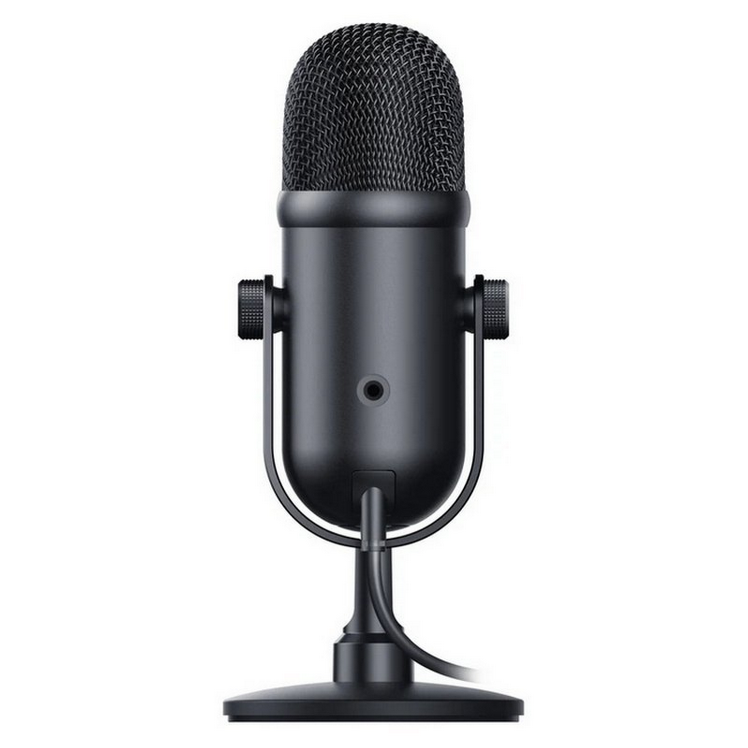 Un micrófono negro sobre un soporte. Tiene una cabeza de malla y una base con un cable. Micrófono de estilo estudio.