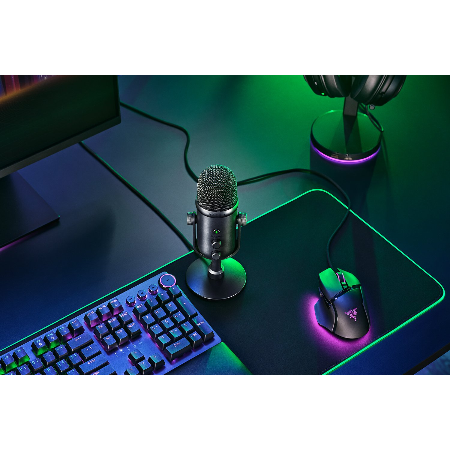Configuración de juego con micrófono, ratón y teclado. Fondo: oscuro.