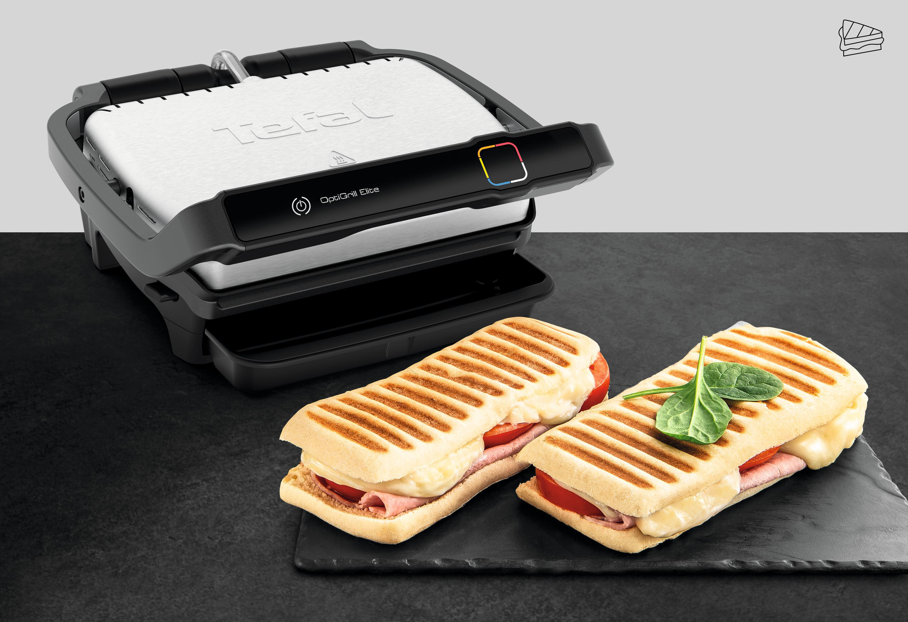 Tefal-Panini-Presse mit zwei Sandwiches. Ein Basilikumblatt auf einem Sandwich.