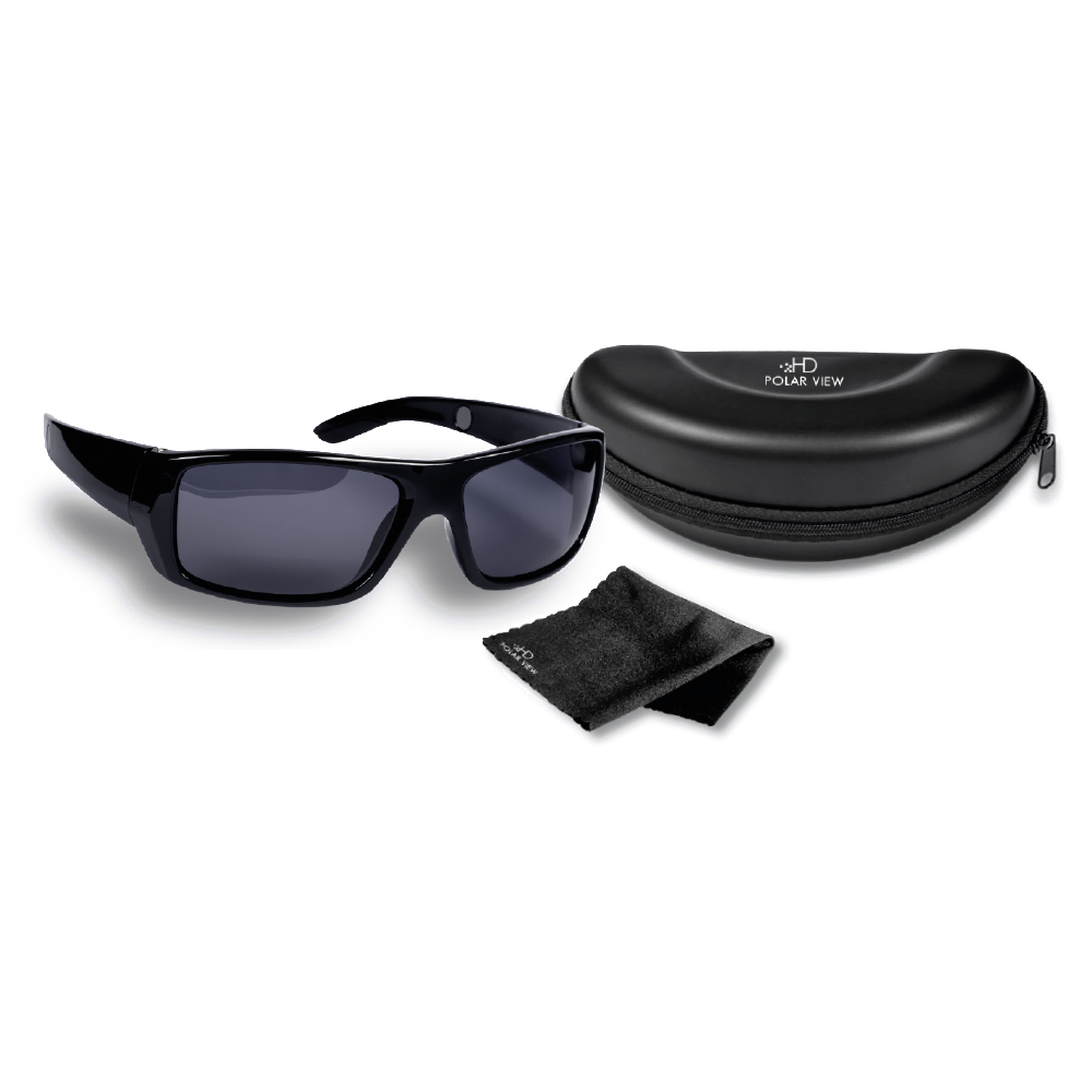 Schwarze Sonnenbrille, Etui und Putztuch auf Weiß.