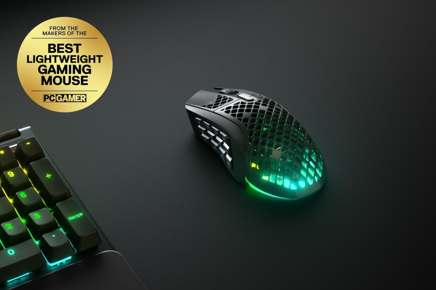 Gaming muis met RGB-verlichting naast een toetsenbord. Gouden label: 'Best Lightweight Gaming Mouse'.