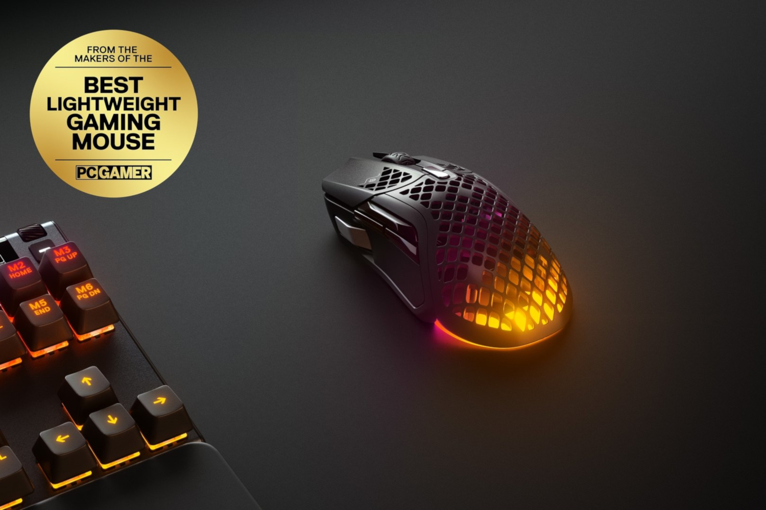 Een gamingmuis met RGB-verlichting op een donker oppervlak, naast een toetsenbord.