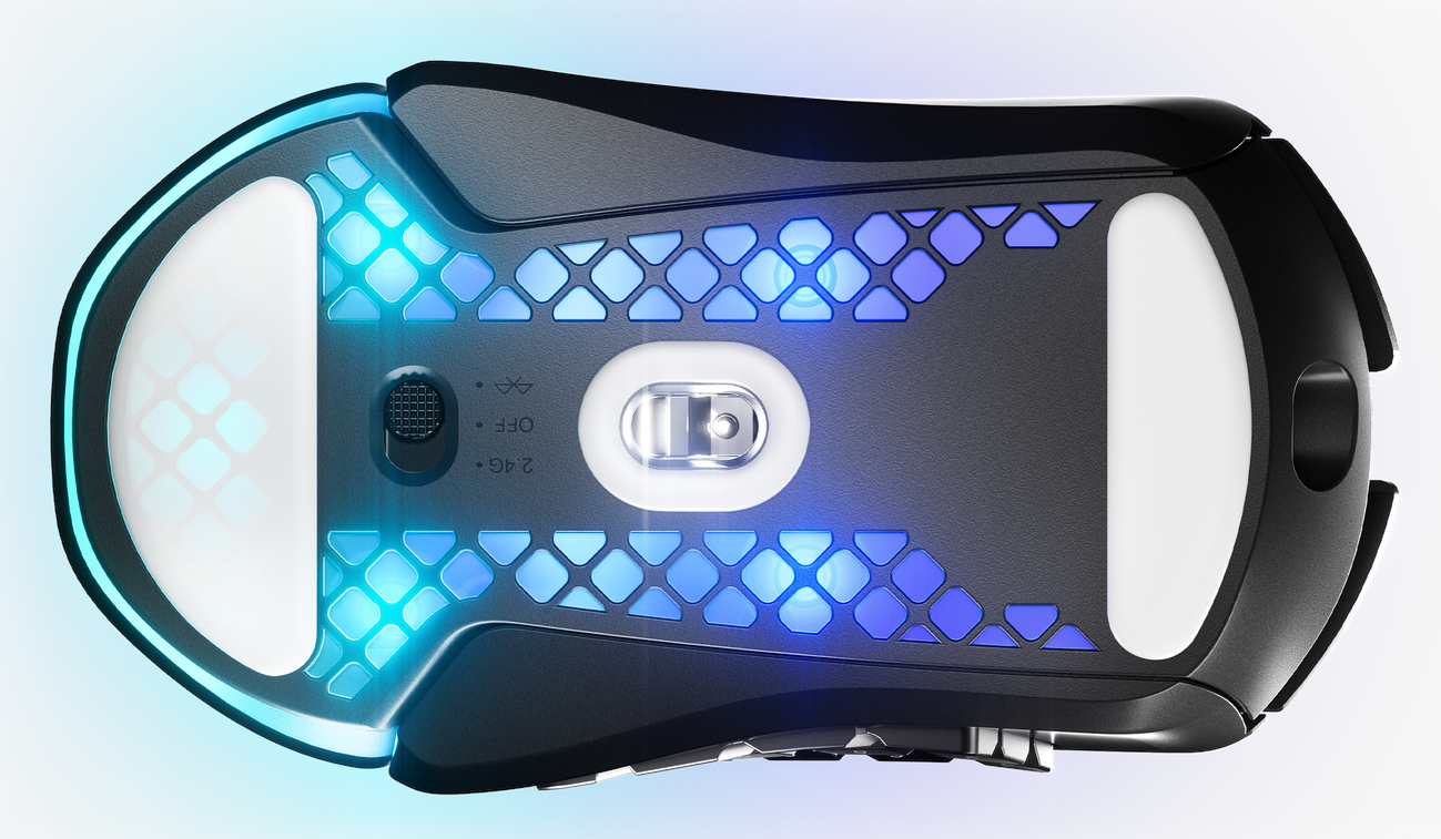 Onder aanzicht van een zwarte en grijze gamingmuis met blauwe en turquoise accenten en oplichtende lichten.