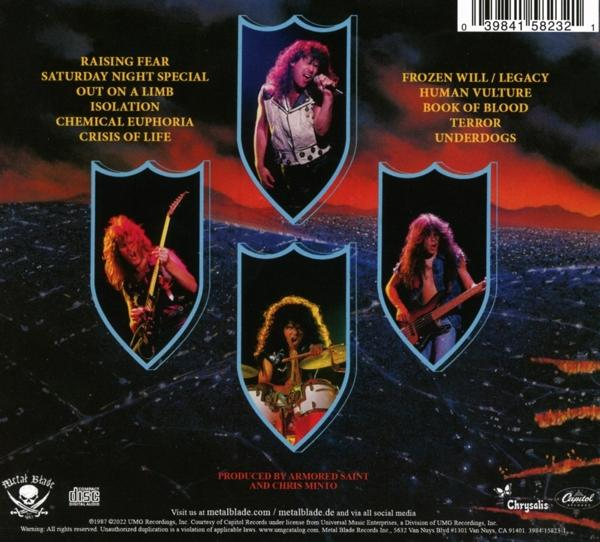 Albumcover mit Bandmitgliedern und Songtiteln vor Stadtkulisse.