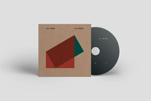 Albumcover mit abstraktem Design und die CD daneben.