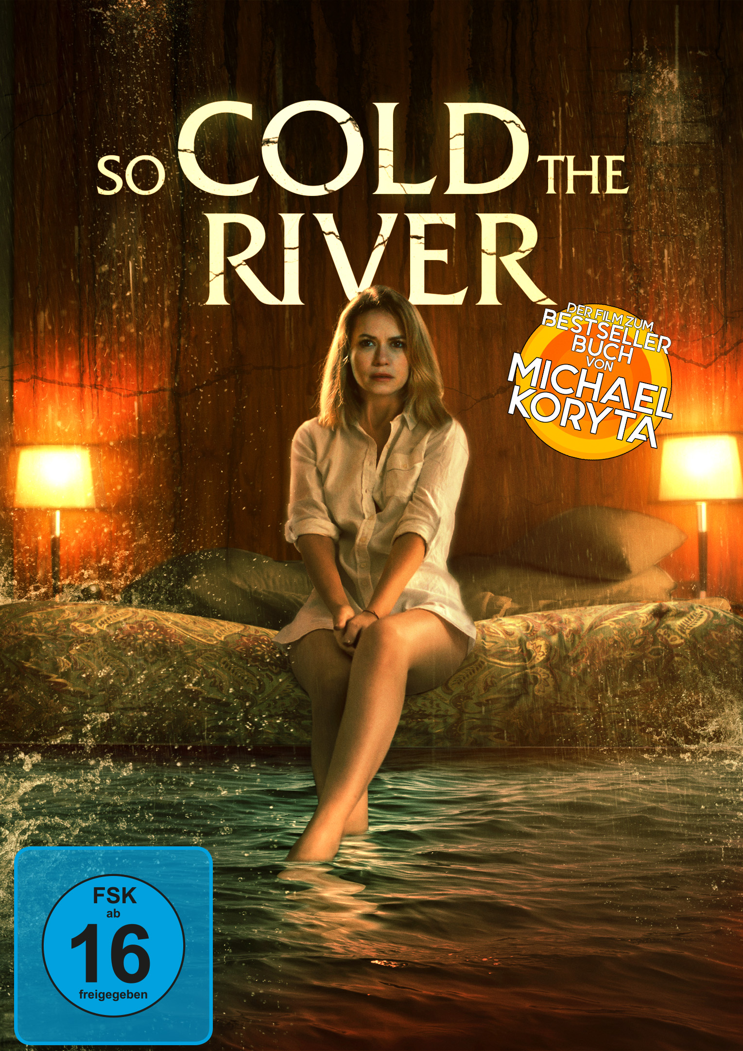 Filmposter 'So Cold the River'. Frau sitzt auf Bett umgeben von Wasser. Dunkle, stimmungsvolle Beleuchtung.