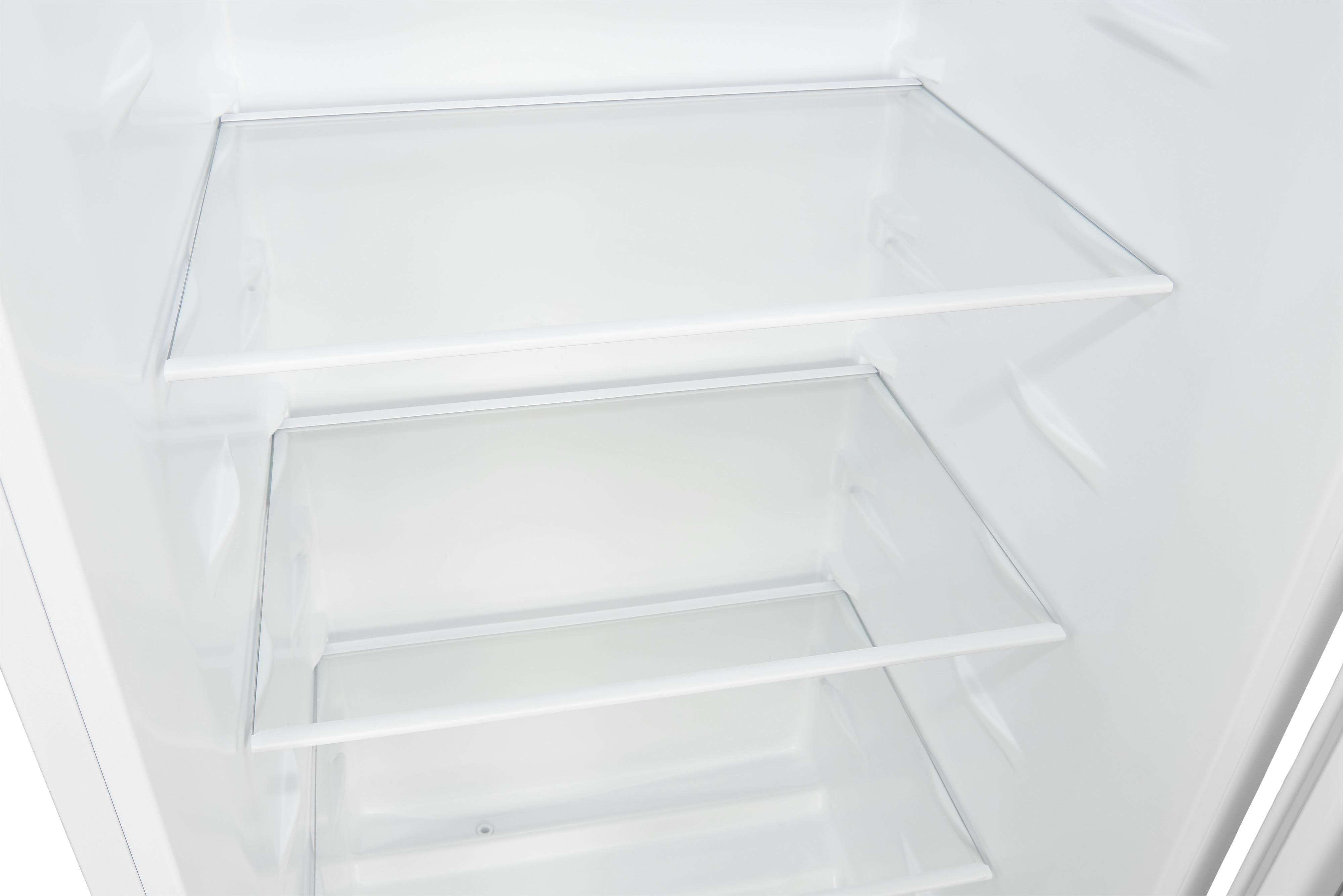 Innenansicht eines weißen Kühlschranks mit drei transparenten Glasböden. Die Regale sind leer.