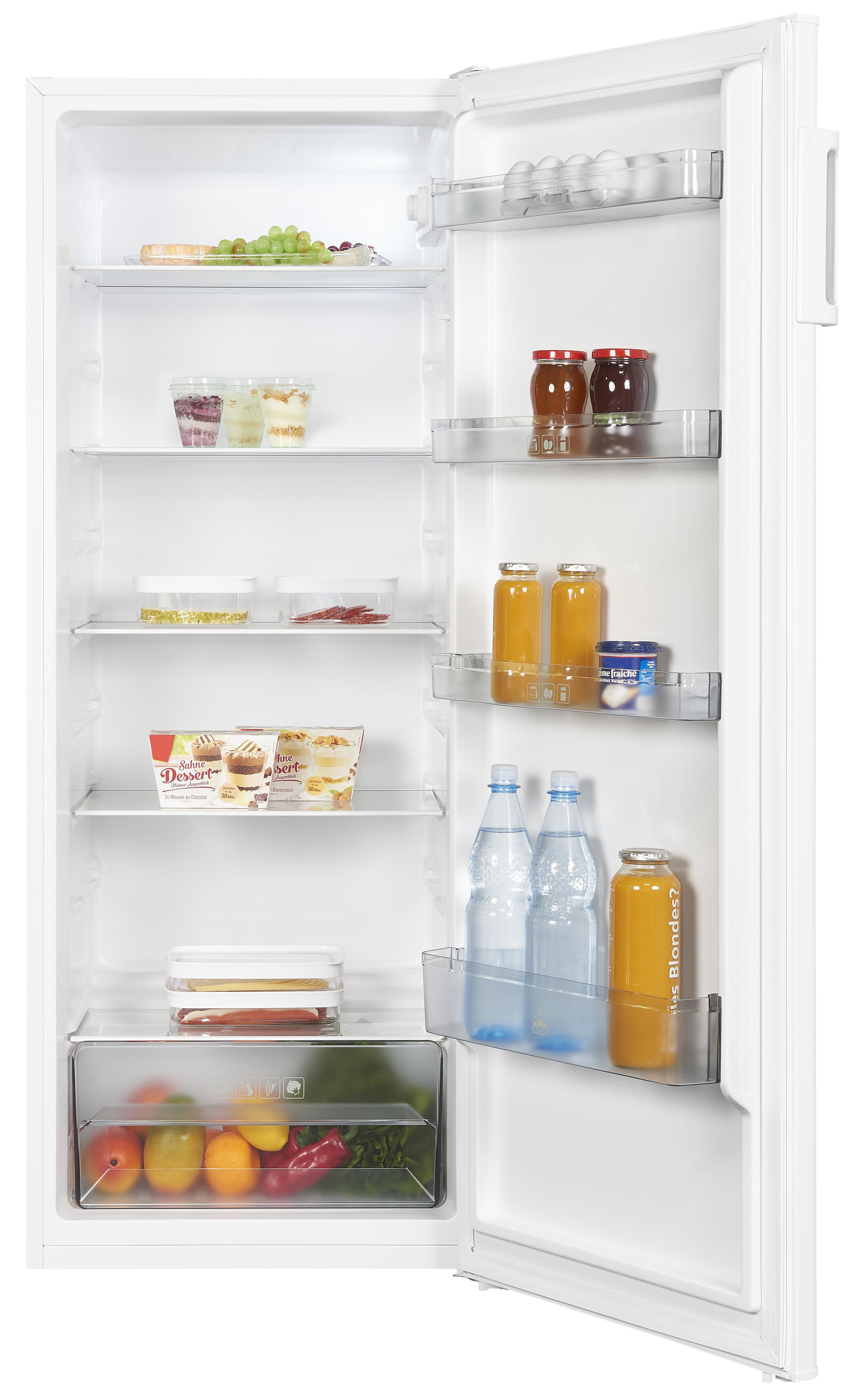 Offener Kühlschrank mit Lebensmitteln gefüllt. Gläser, Behälter, Flaschen und Produkte sind sichtbar.