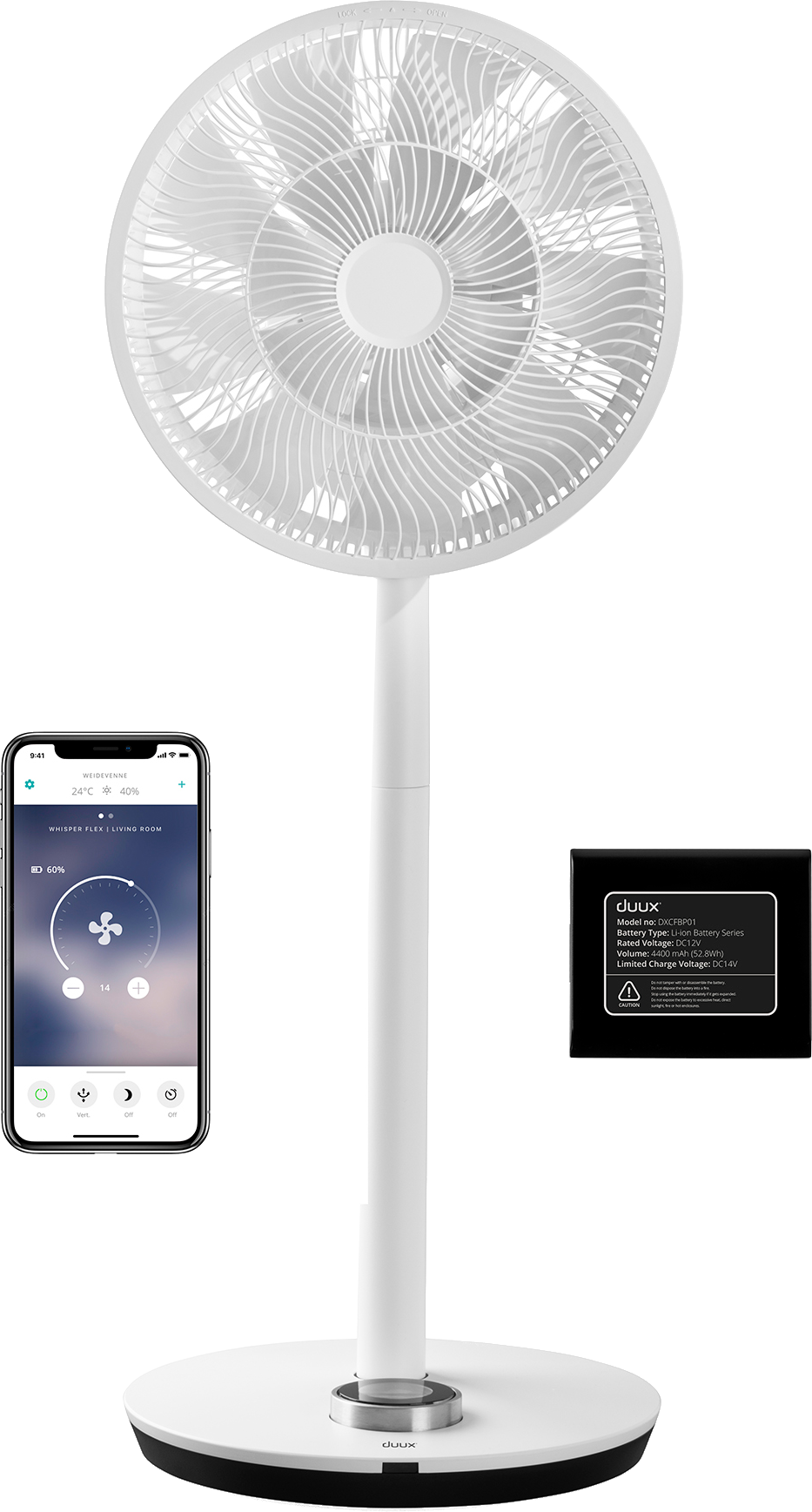 Witte staande ventilator met een telefoon en een kleine zwarte doos op de grond.
