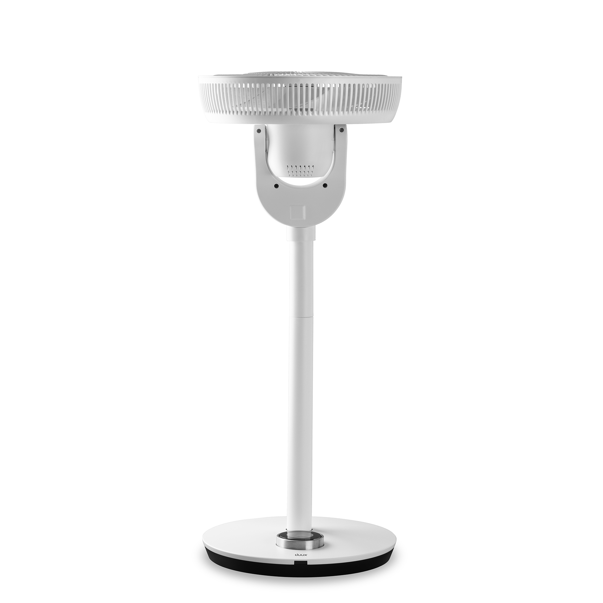 Witte ventilator op witte achtergrond. De ventilator staat aan.