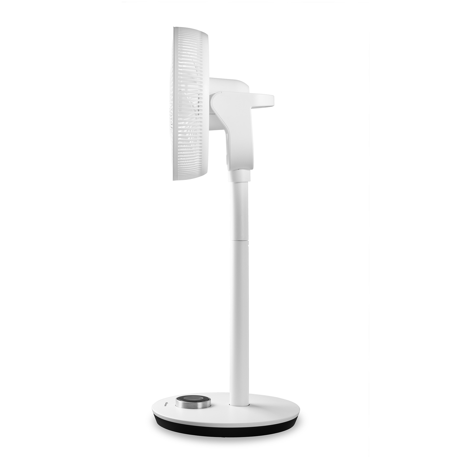 Witte ventilator, zijaanzicht. Ventilator staat op een witte standaard. Witte achtergrond.