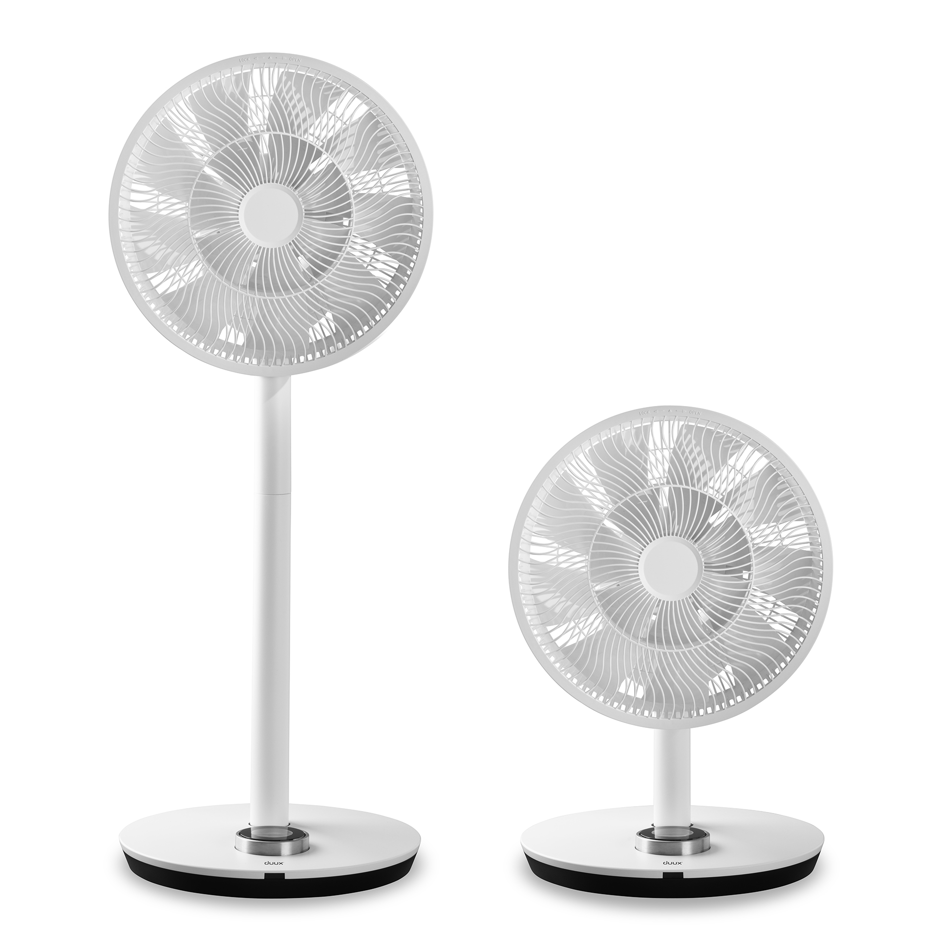 Twee witte ventilatoren, één lang, één kort. Beide hebben witte bases en ventilatoren. Witte achtergrond.