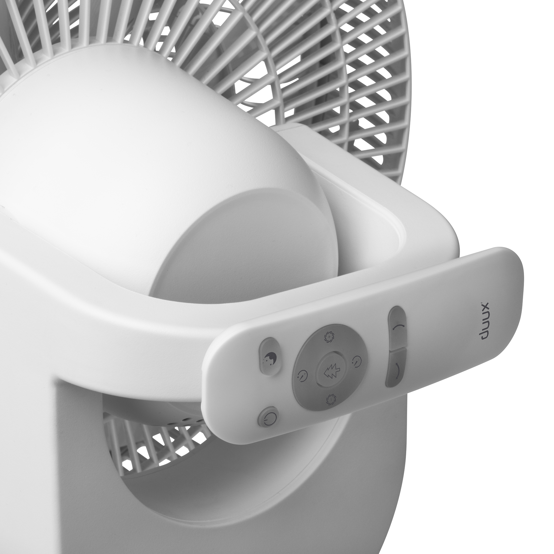 Witte ventilator met afstandsbediening. Ventilatorbladen zichtbaar. Afstandsbediening met knoppen. Witte achtergrond.