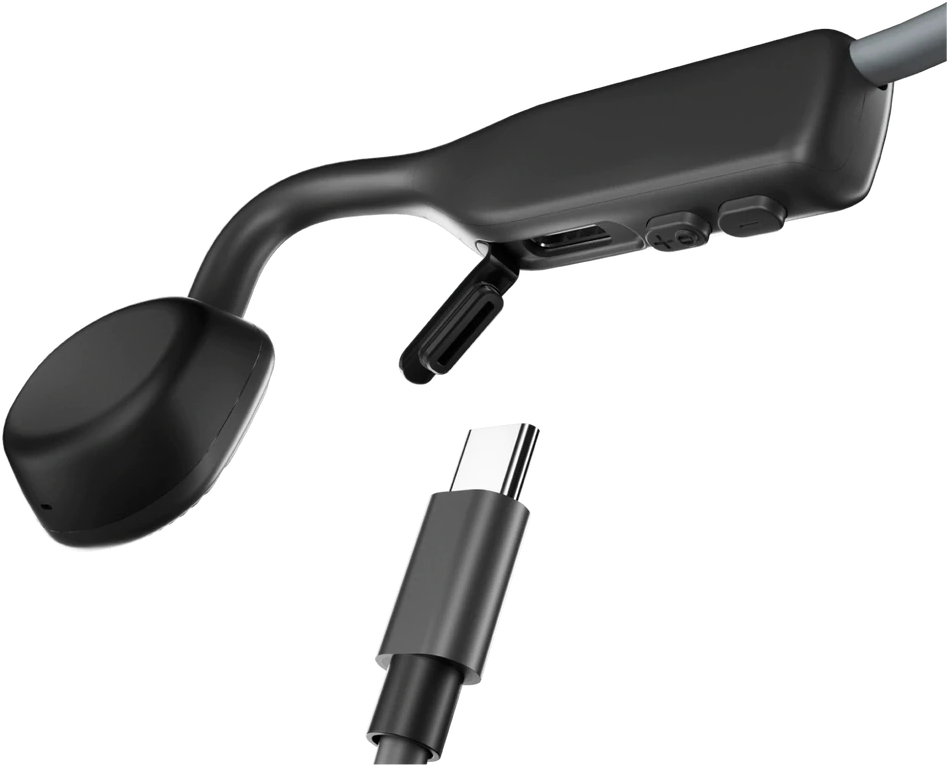 Casque noir avec câble de charge connecté. Le câble est de type USB-C.