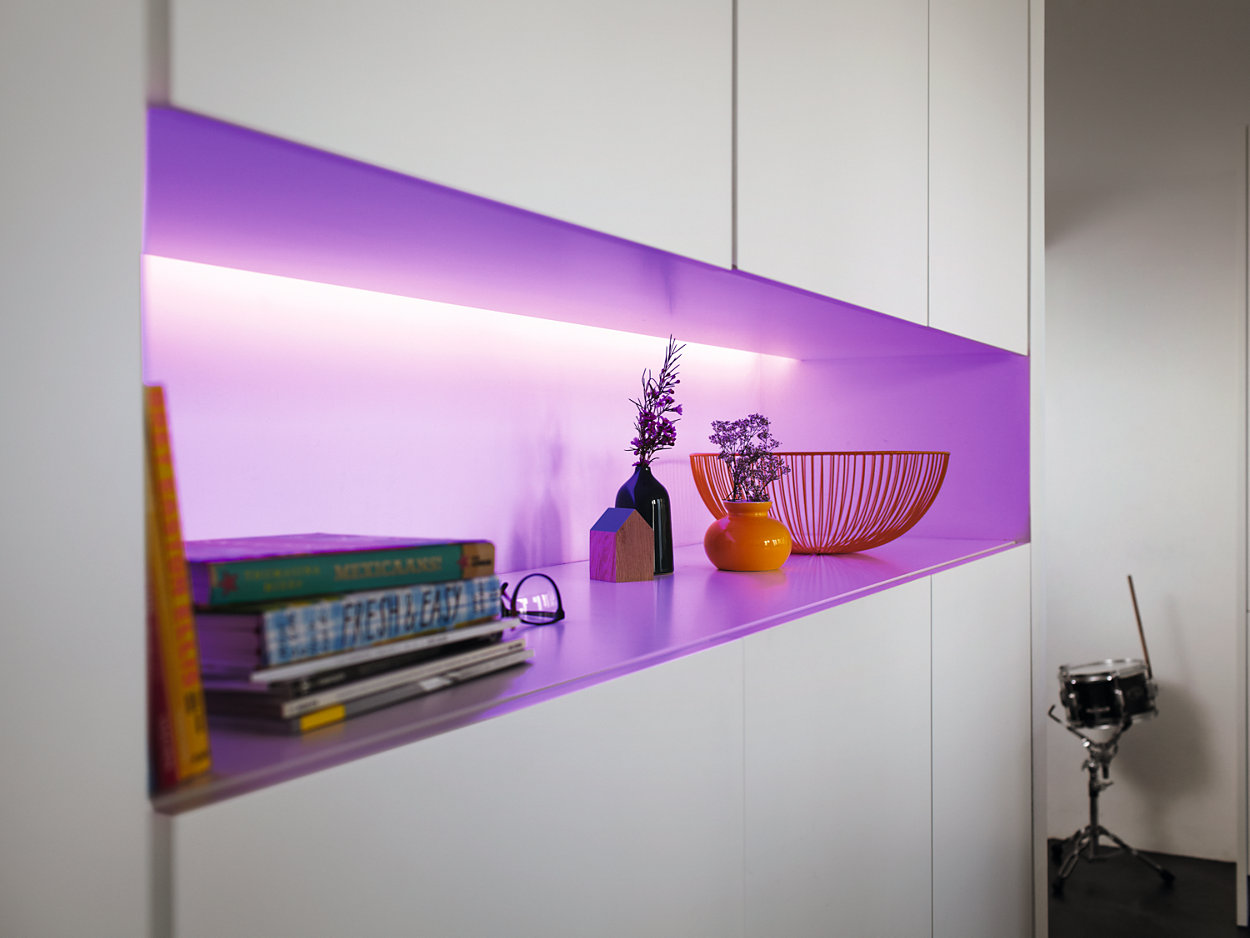 Hat színes iPhone egymás mellett, bemutatva az oldalsó profiljukat.