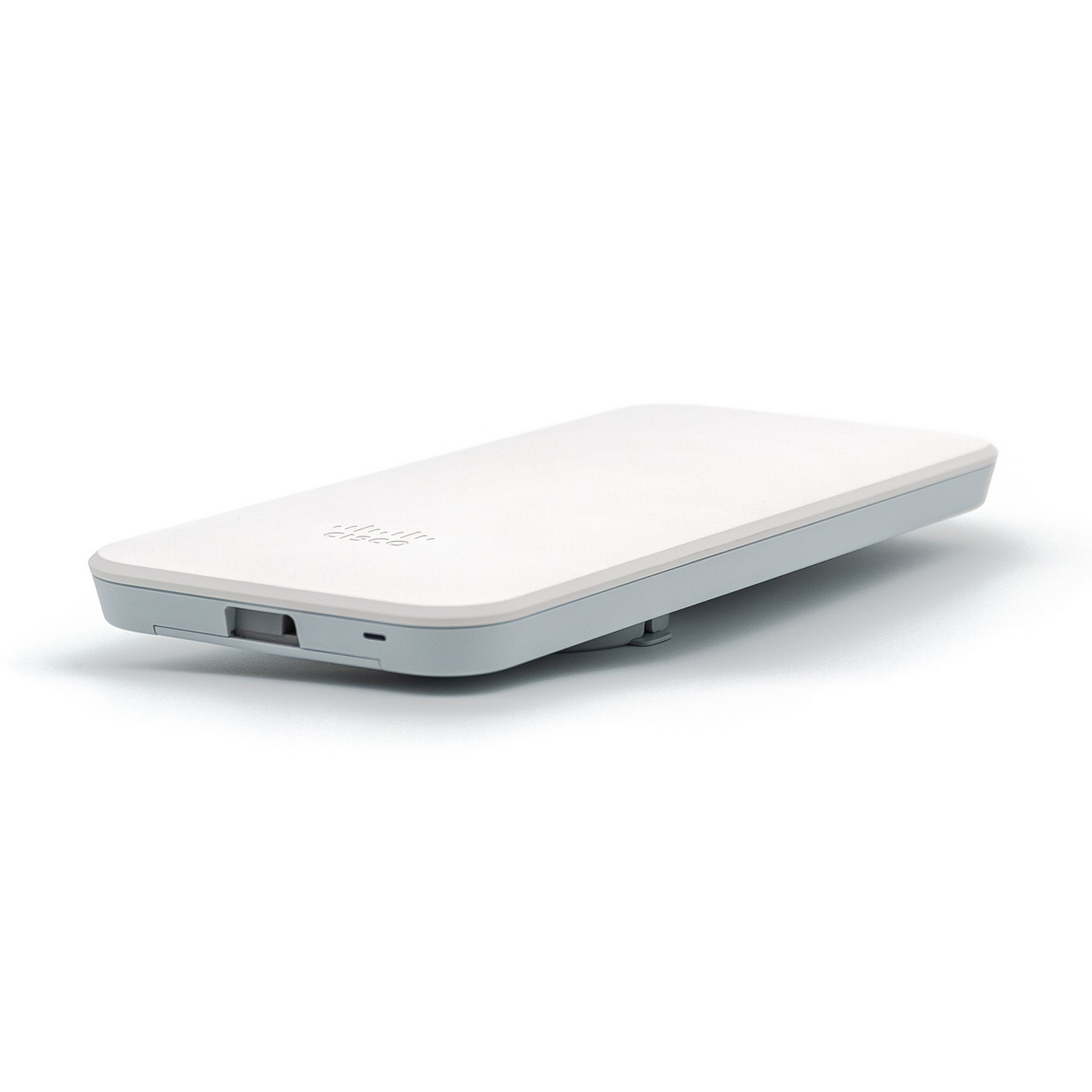 Un punto de acceso inalámbrico Cisco rectangular blanco se encuentra en una superficie blanca, ligeramente inclinado.