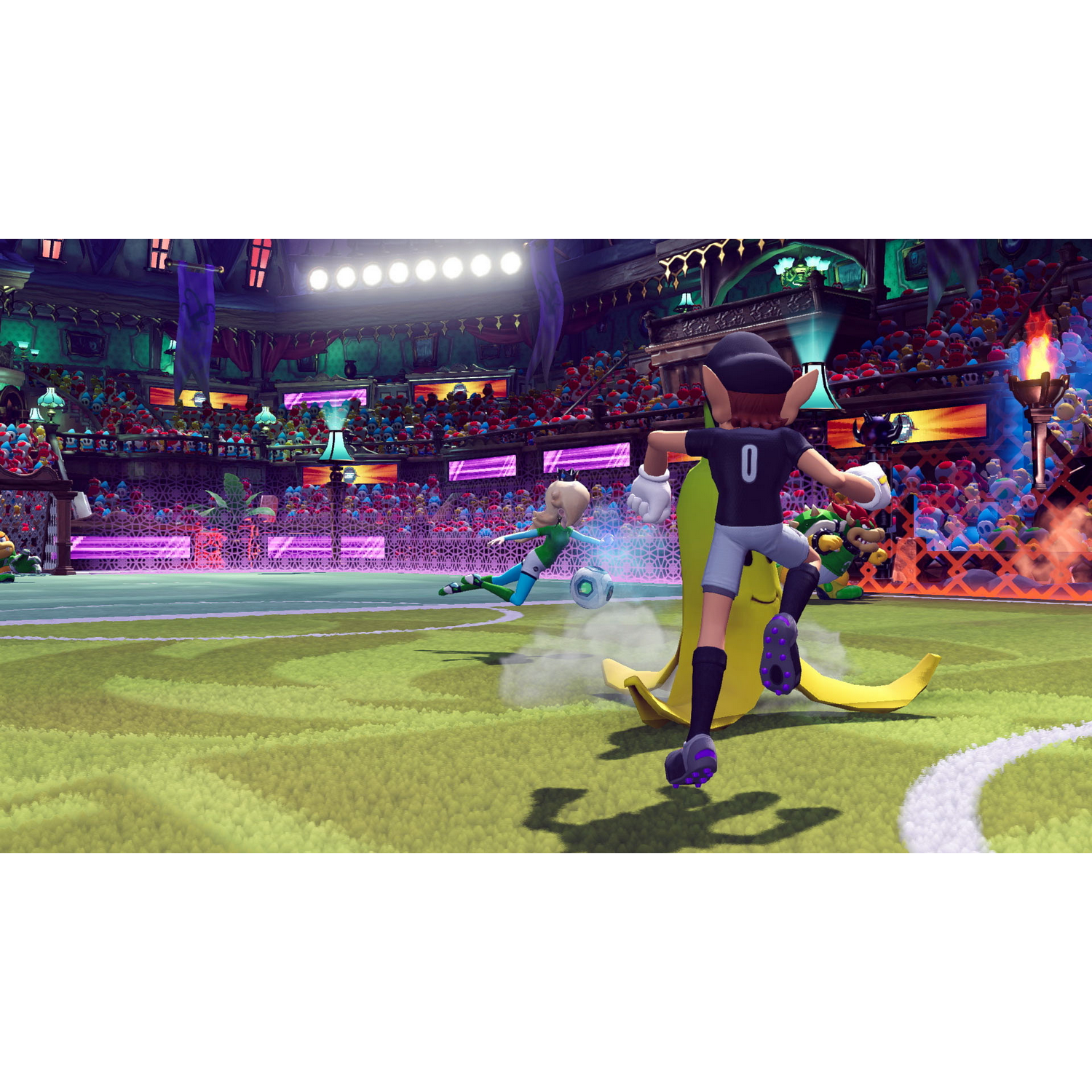 Escena de juego de fútbol. Jugadores en acción, plátano en el suelo.