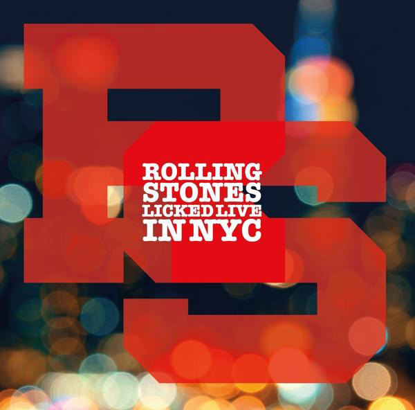 Rolling Stones Licked Live in NYC, rotes Logo auf verschwommenem Nacht-Hintergrund.