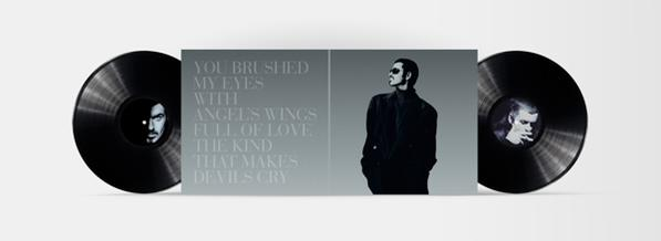 Deux disques vinyles noirs et un encart gris avec des paroles et une photo d'un homme.