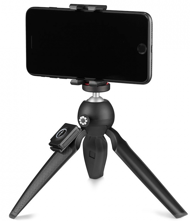 Smartphone gemonteerd op een zwart statief.