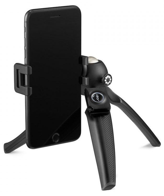 Zwarte smartphone in een zwart statief. Witte achtergrond.