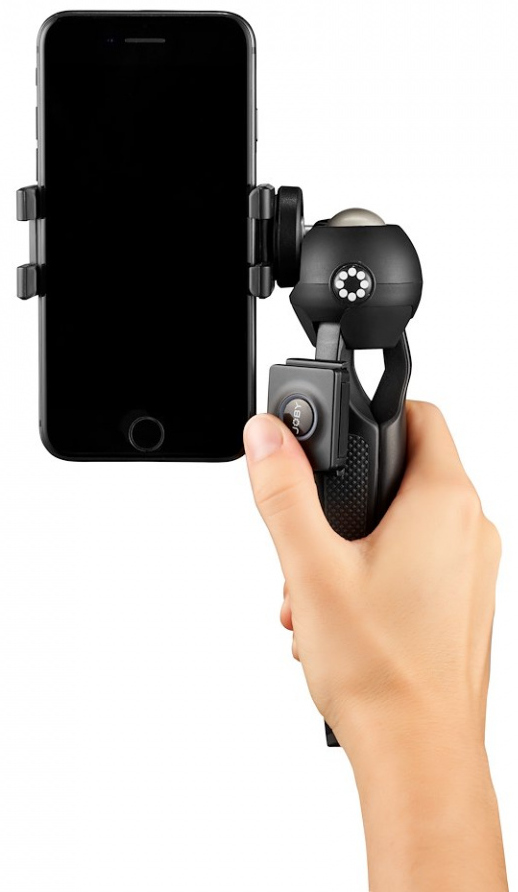 Hand die een telefoon met een gimbal vasthoudt, witte achtergrond. De telefoon is zwart. De gimbal heeft knoppen.