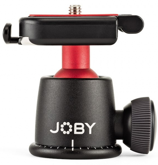 Een zwart en rood Joby kogelkopstatief. Het woord JOBY staat op de basis gedrukt.