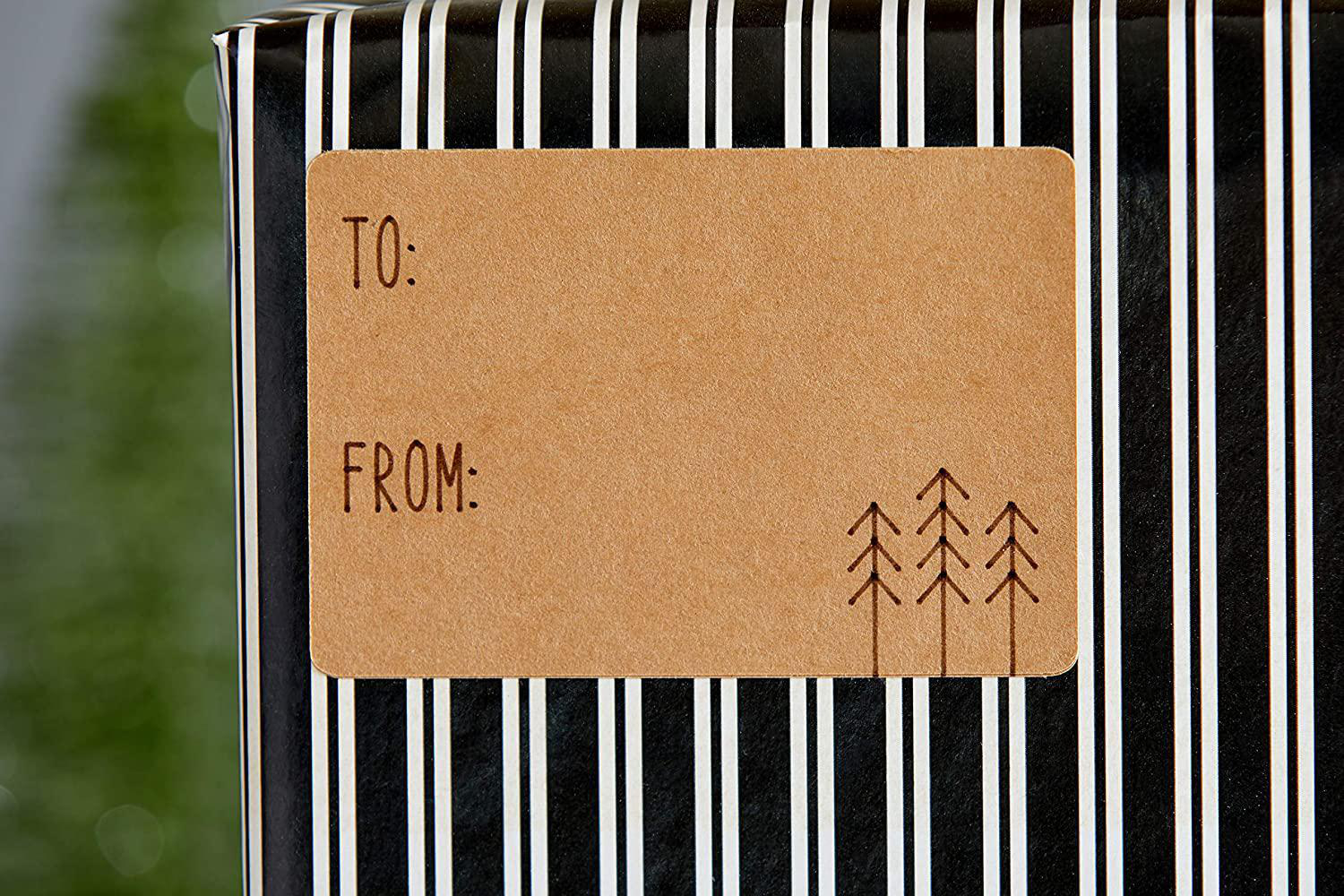 Ein Geschenk, verpackt in schwarz-weiß gestreiftem Papier, mit einem braunen Etikett mit der Aufschrift 'AN:' und 'VON:' mit Baumillustrationen.