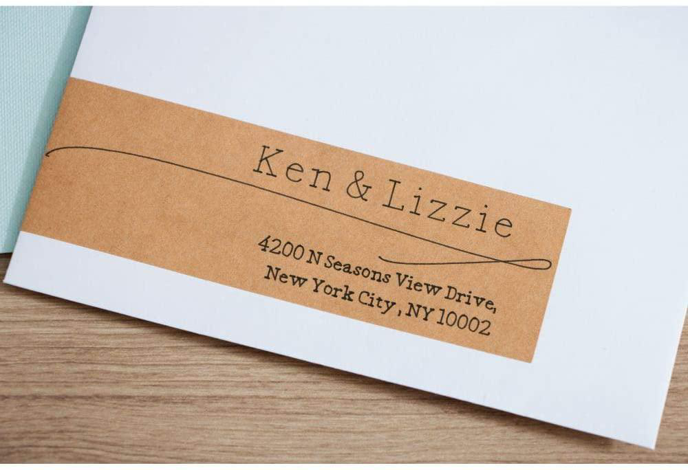 Eine Karte mit 'Ken & Lizzie' auf einem braunen Etikett. Adresse: 4200 N Seasons View Drive, New York City, NY 10002. Weißer Hintergrund.