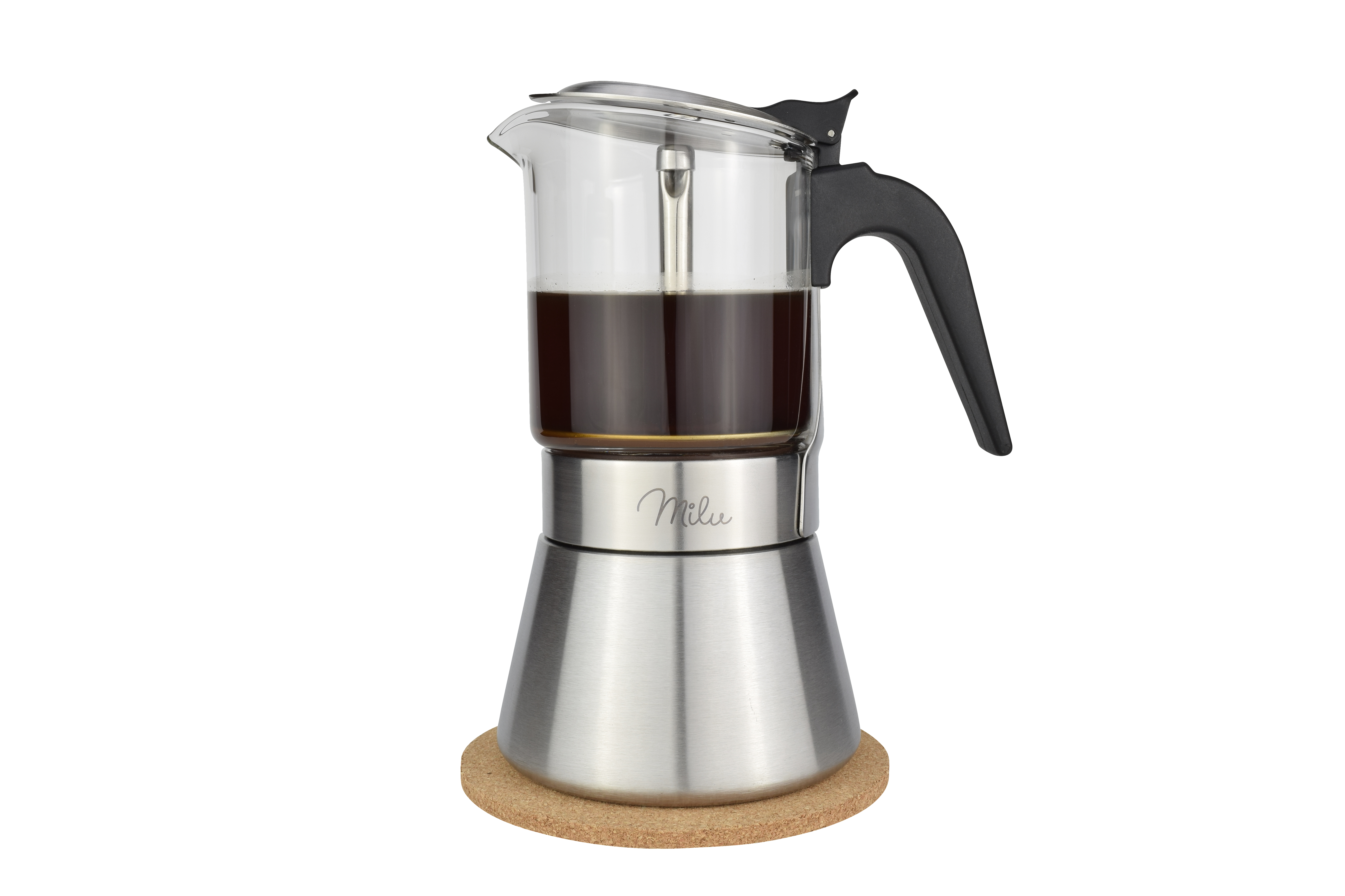 Ein Espressokocher aus Edelstahl mit schwarzem Griff, auf einem Korkuntersetzer, voller Kaffee.