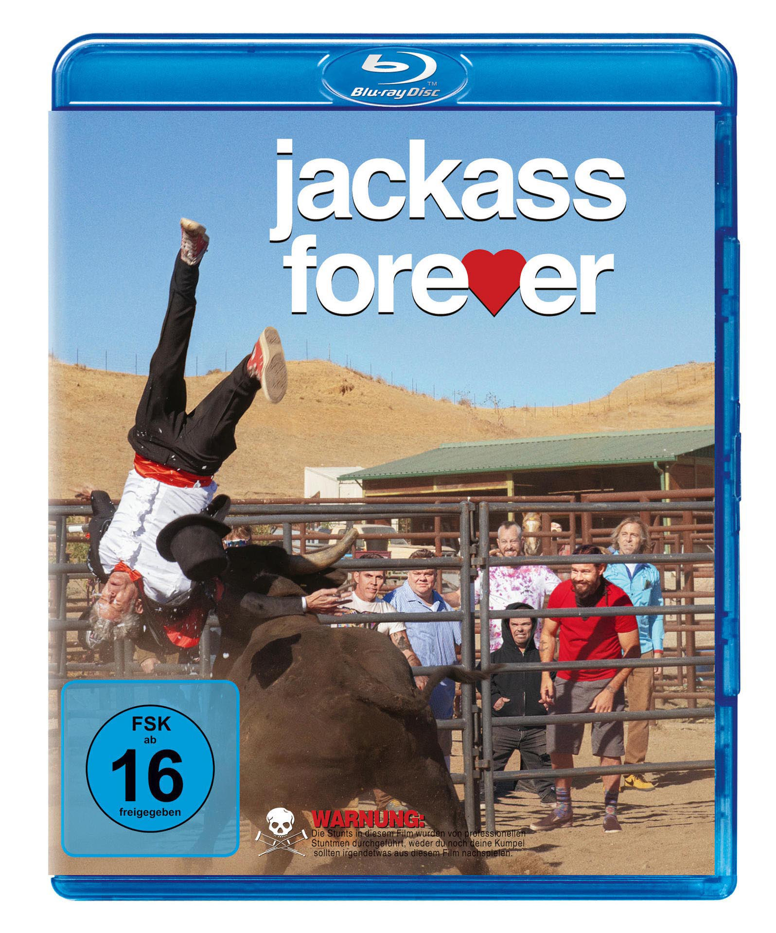 Blu-ray-Cover des Films 'Jackass Forever' mit einem Bullen und Personen.