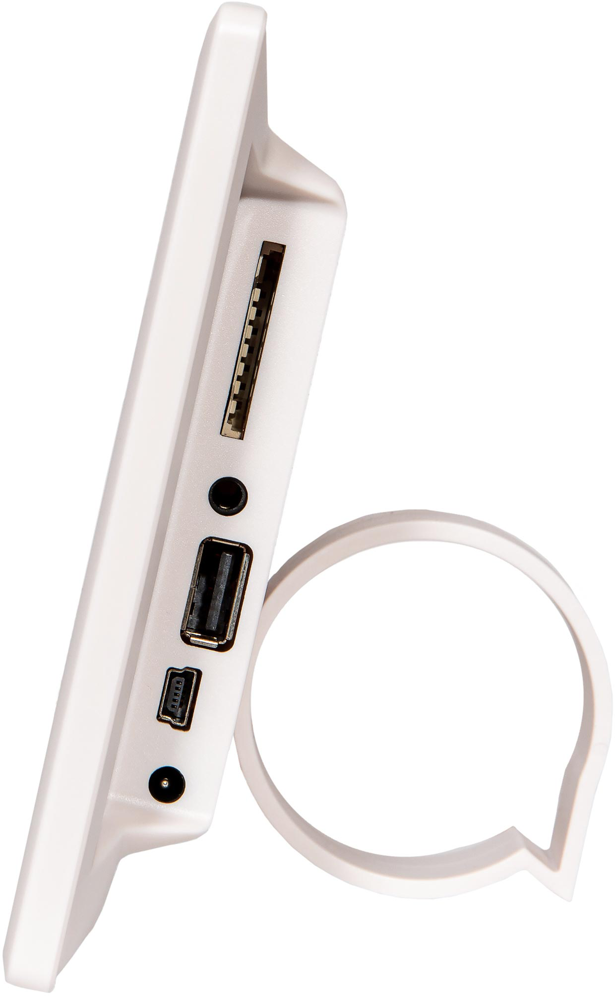 Egy fehér digitális képkeret, amely oldalsó portokat, például USB-t és SD-kártyát mutat.