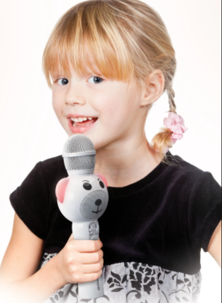 Junges Mädchen mit einem Mikrofonspielzeug. Sie lächelt und hat blondes Haar.