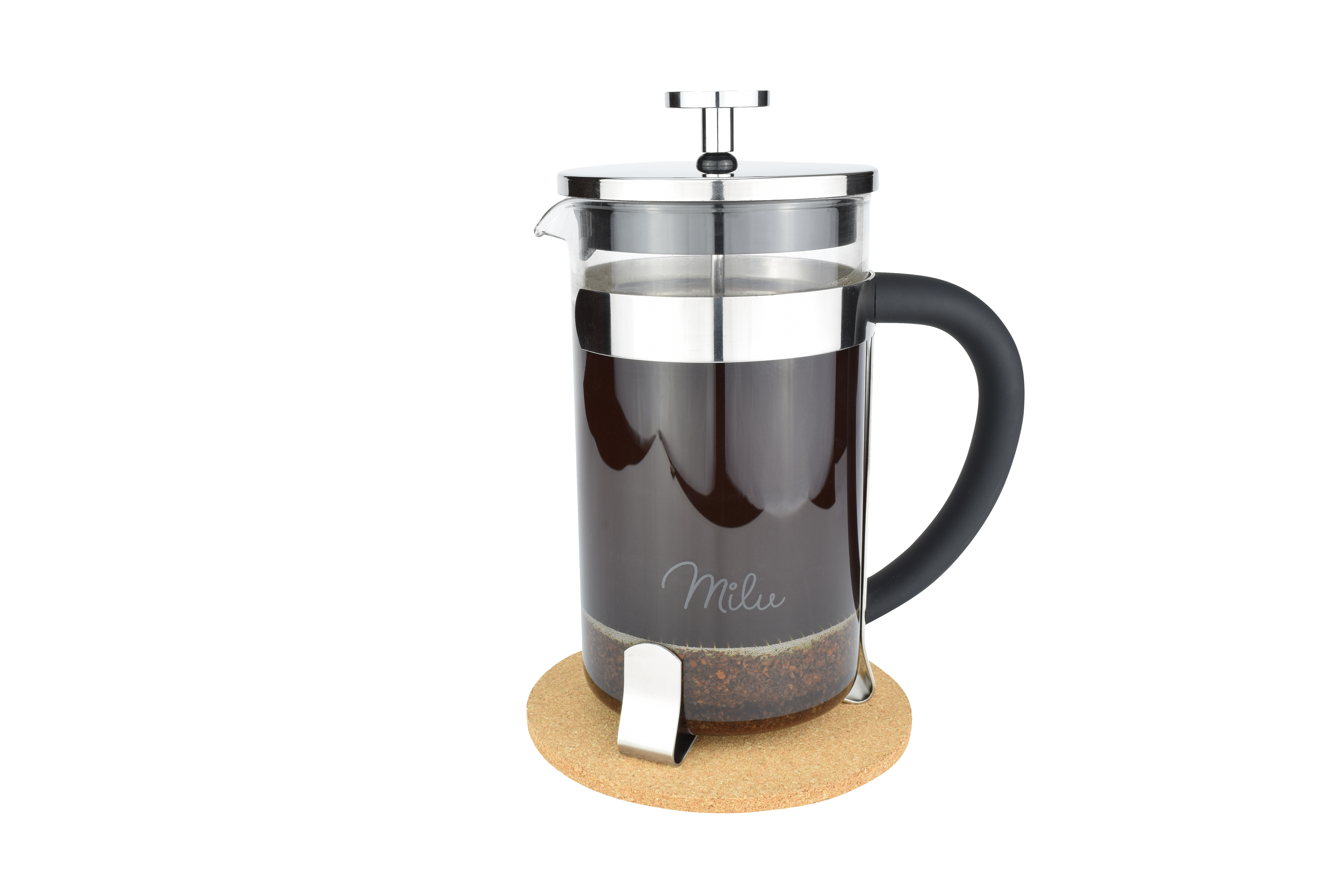 Eine French-Press-Kaffeemaschine mit Kaffee, auf einem Korkuntersetzer.