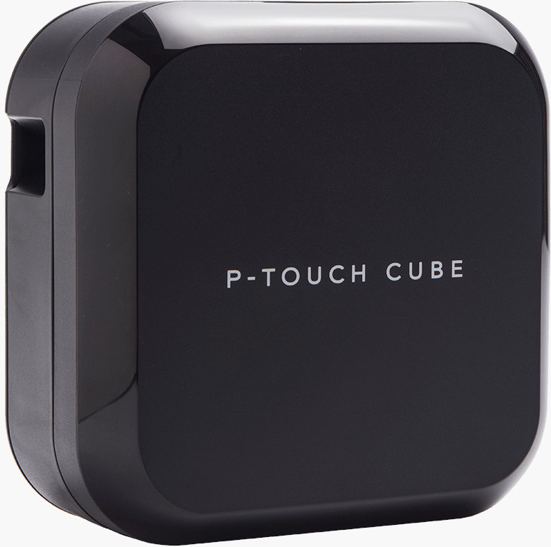 Zwarte P-Touch Cube labelmaker, een klein vierkant apparaat met afgeronde hoeken.