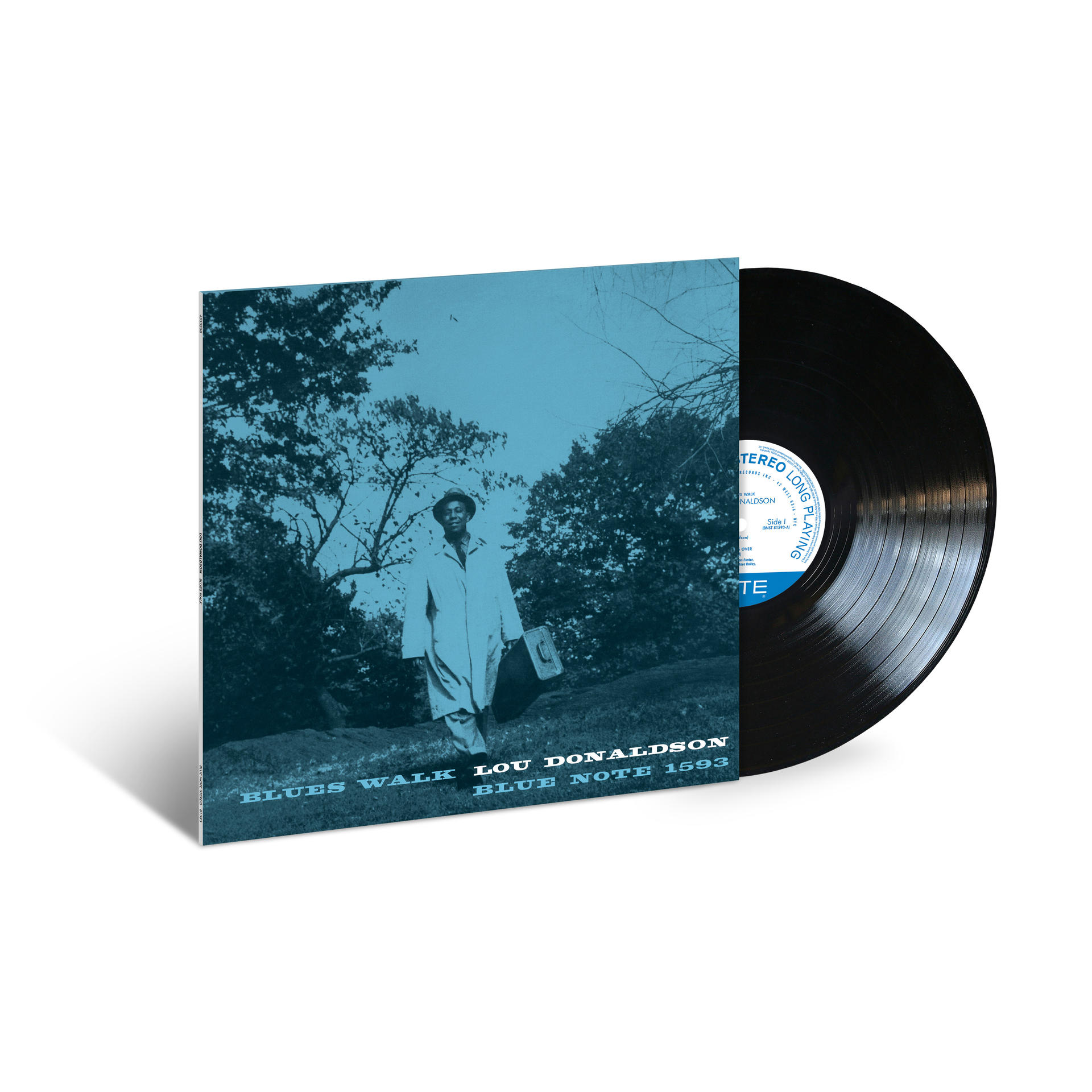 Vinylplatte mit dem Cover von Lou Donaldsons 'Blues Walk'. Ein Mann geht in einem Park.