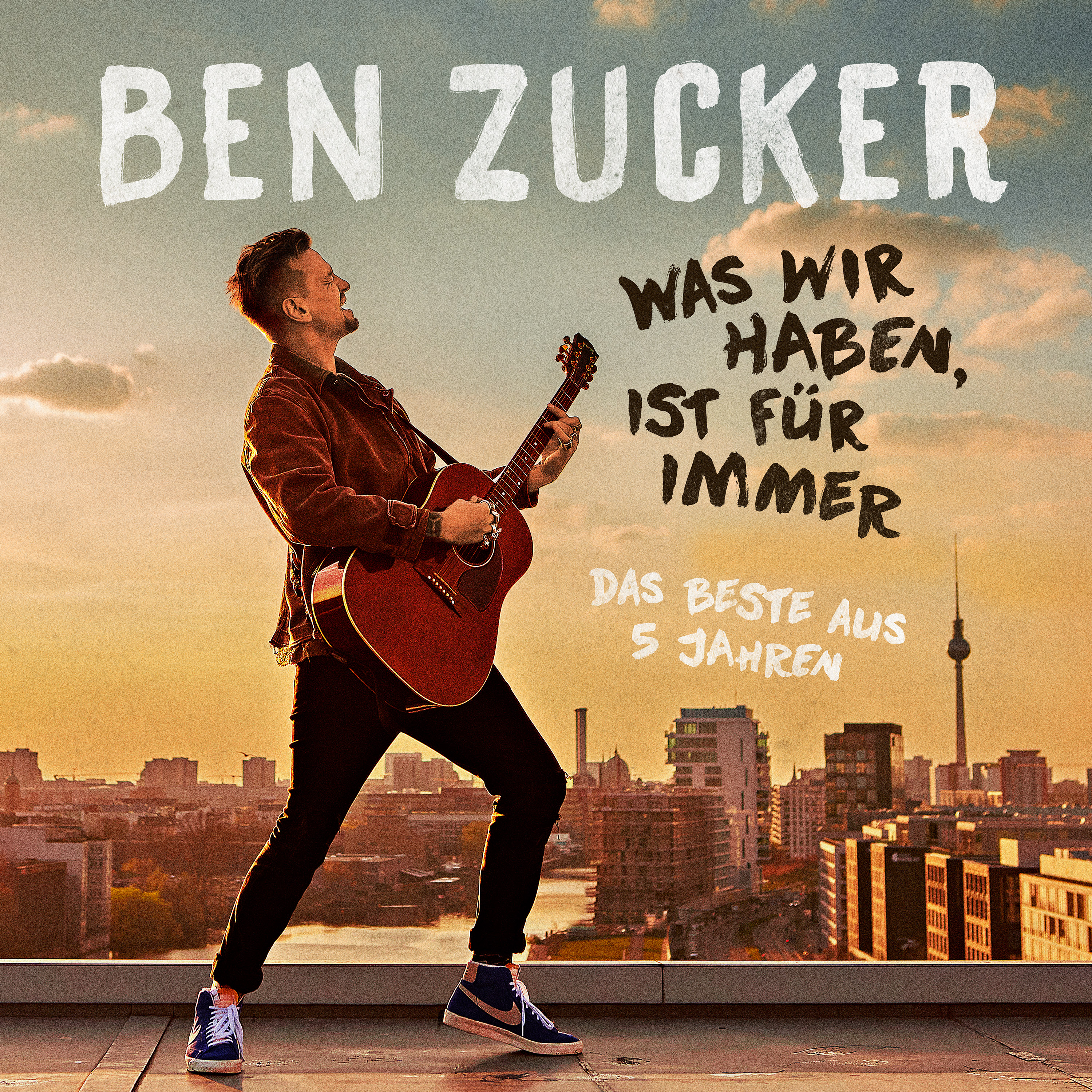 Ben Zucker Albumcover. Ein Mann singt und spielt Gitarre auf einem Dach bei Sonnenuntergang.