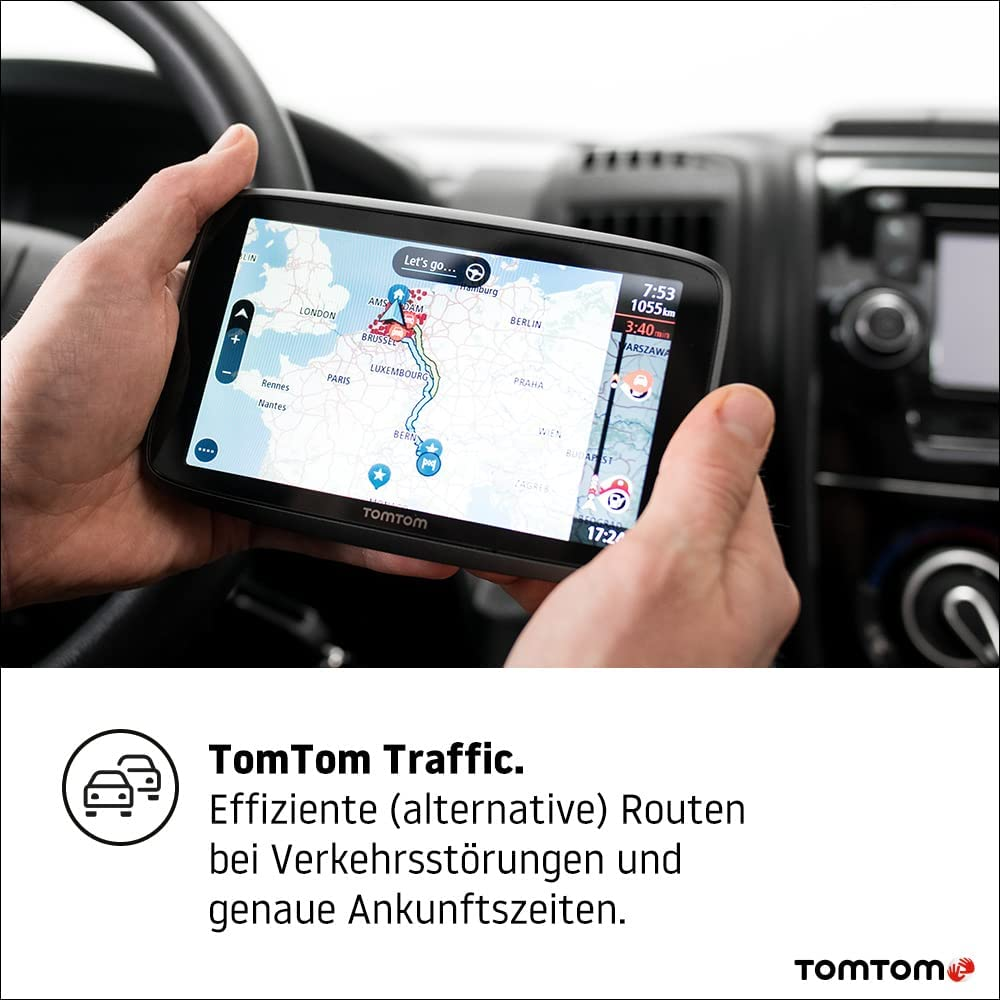 Mani che tengono un dispositivo GPS TomTom che mostra una mappa del percorso con dati sul traffico.
