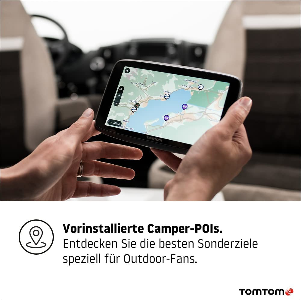 Mani che tengono un dispositivo GPS TomTom. Mappa con punti visualizzati. Logo TomTom in basso.