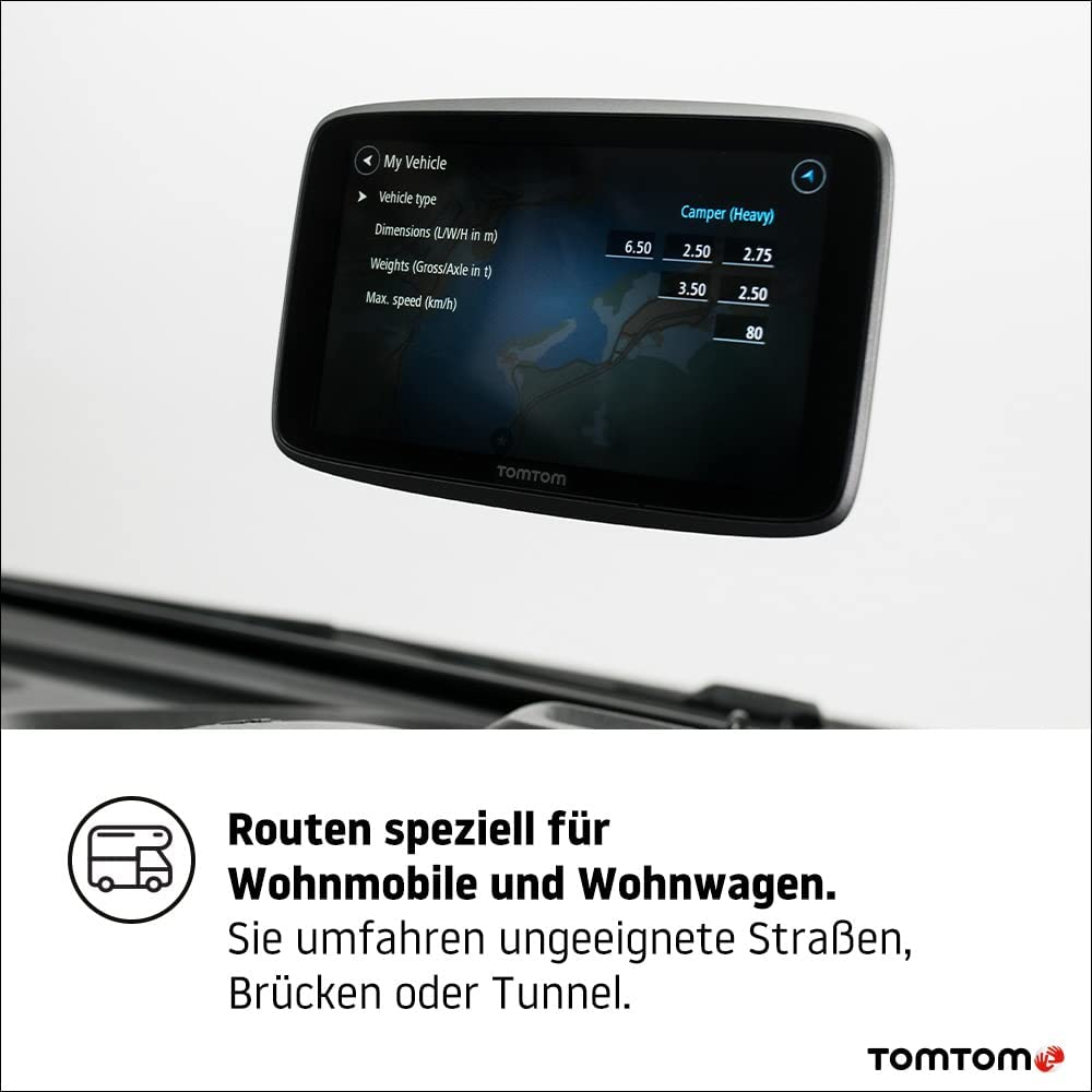 Un dispositivo di navigazione TomTom. Visualizzazione delle informazioni di navigazione. Bianco e nero. Sfondo bianco.