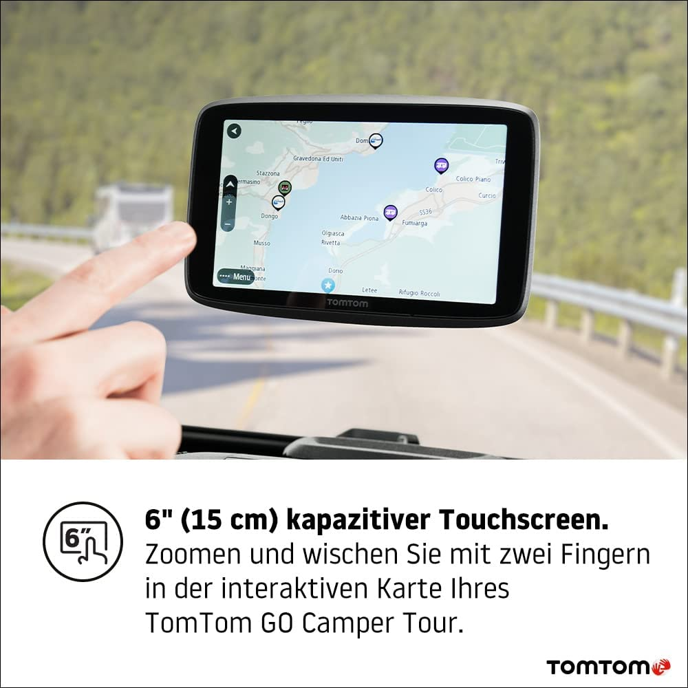 Dispositivo di navigazione GPS. Un dito tocca lo schermo mostrando una mappa con percorsi.