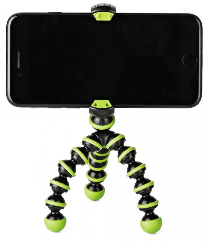Zwarte smartphone gemonteerd op een zwart en groen flexibel statief.