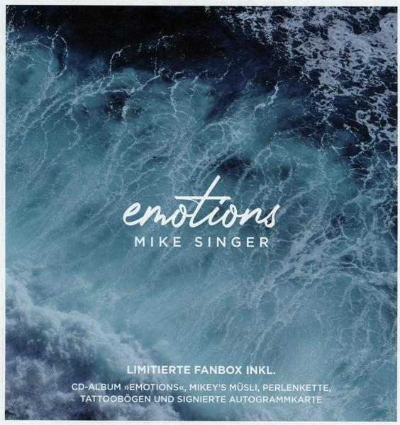 Albumcover von 'Emotions' von Mike Singer, mit Wasserwellen-Hintergrund und Text.