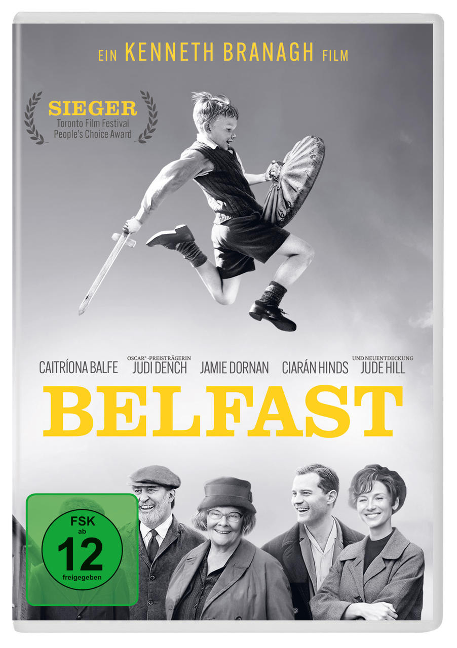 Filmposter von Belfast. Ein Junge springt mit einem Schwert, Erwachsene unten.
